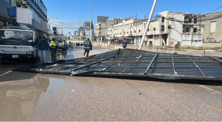 سقوط لوحة إعلانية بسبب قوة الرياح في إربد - صور