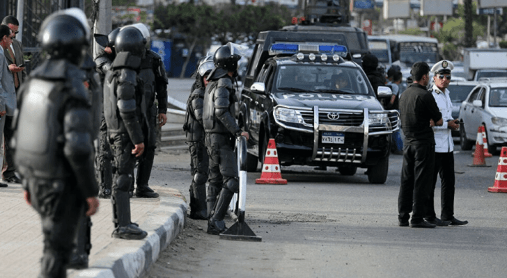 عناصر من السلطات الأمنية المصرية