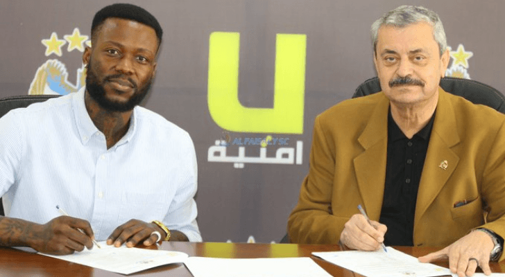 جانب من توقيع العقد