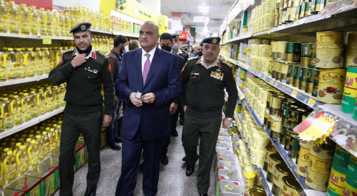 جانب من جولة رئيس الوزراء بشر الخصاونة