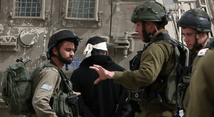 الاحتلال يعتقل فلسطينيا - أرشيفية