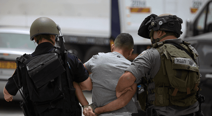 الاحتلال يعتقل فلسطينيا- أرشيفية