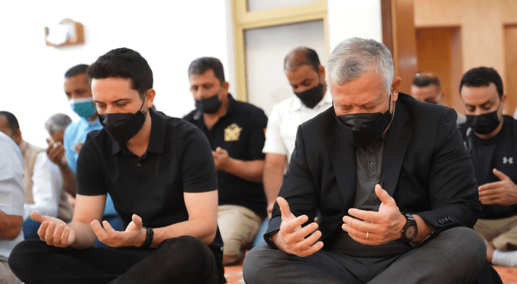 الملك وولي العهد يؤديان صلاة الجمعة في العقبة