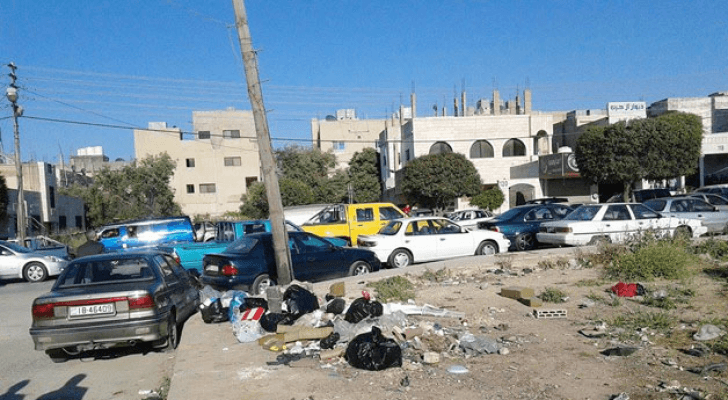 نفايات متكدسة في أحد الشوارع في إربد - أرشيفية