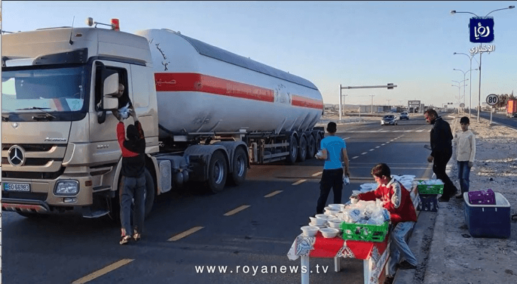 بعد غيابها لعامين.. عودة موائد الرحمن لعابري الطريق الصحراوي