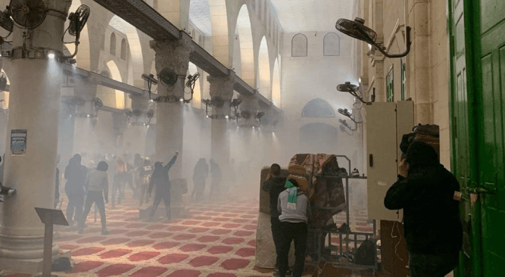 قوات الاحتلال تطلق قنابل الغاز المسيل للدموع تجاه المصلين في المصلى القبلي