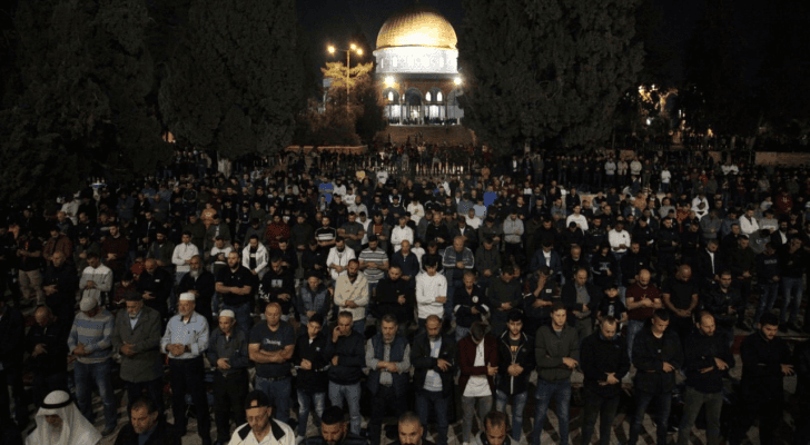 آلاف الفلسطينيين يؤدون صلاة التروايح بالمسجد الأقصى