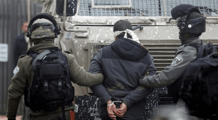 الاحتلال يعتقل فلسطينيا- أرشيفية