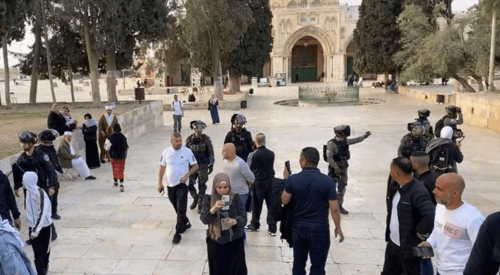 قوات الاحتلال الإسرائيلي تجبر المصلين على الخروج من المسجد الأقصى