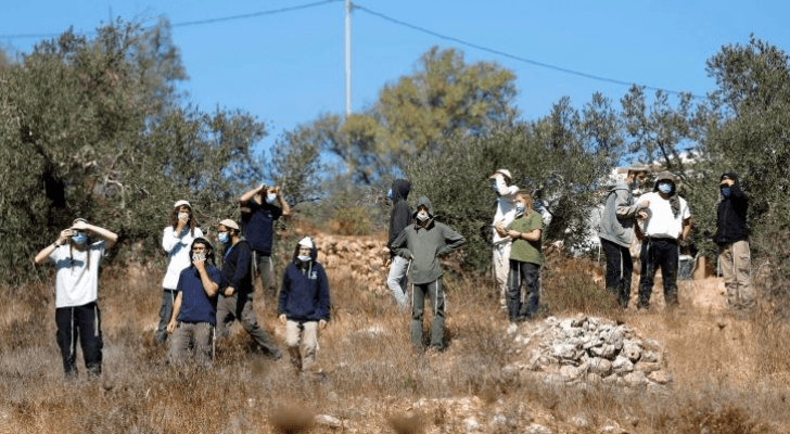 مستوطنون في إحدى القرى الفلسطينية - أرشيفية