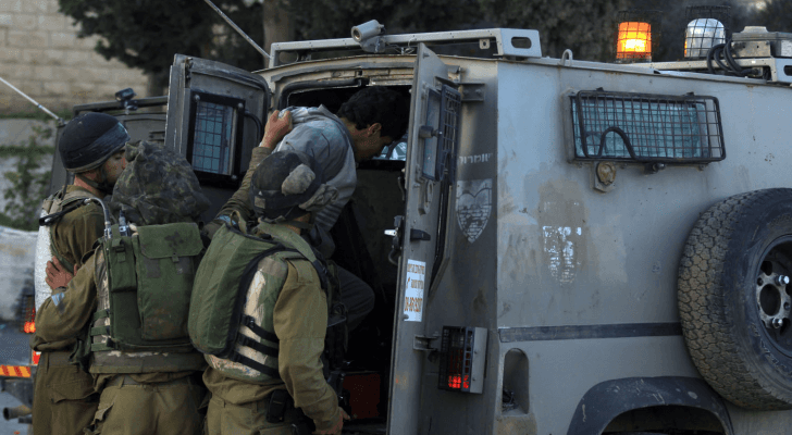 الاحتلال يعتقل فلسطينيا- أرشيفية