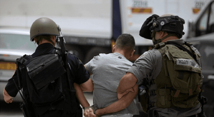 الاحتلال يعتقل فلسطينيا - أرشيفية