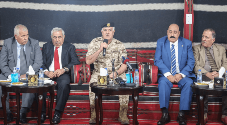 رئيس هيئة الأركان المشتركة اللواء الركن يوسف الحنيطي في لقائه متقاعدين ومصابين عسكريين