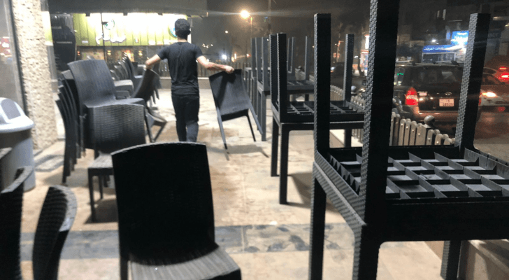 مطاعم اغلقت الساحات الخارجية بسبب الغبار الكثيف