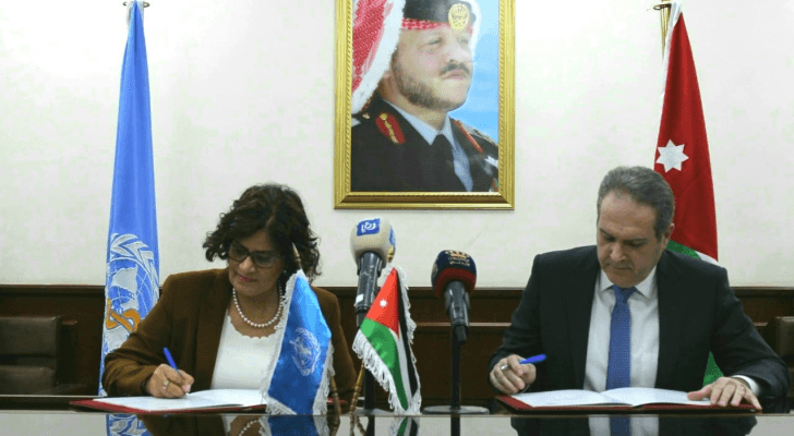 جانب من توقيع الاتفاقية