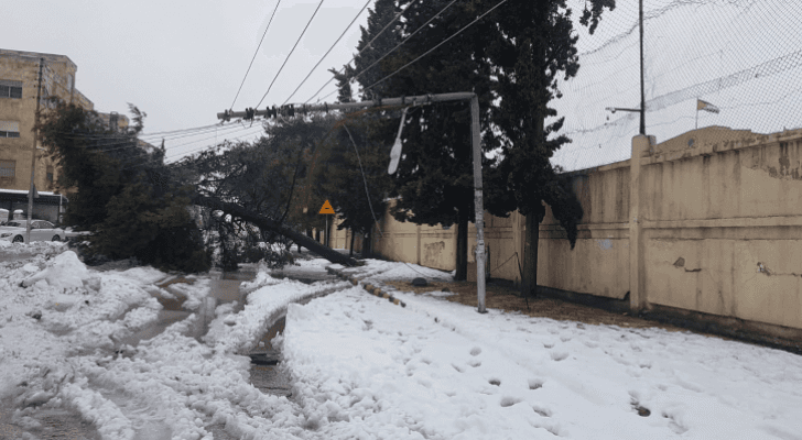 عمود كهرباء سقط في عمان نتيجة المنخفض