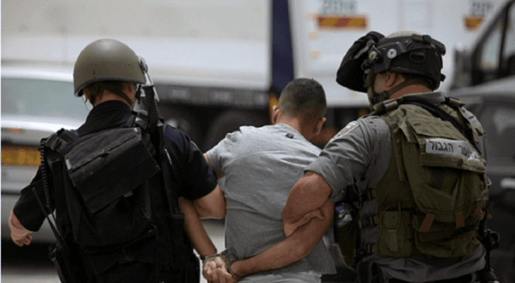 الاحتلال يعتقل فلسطينيا- أرشيفية