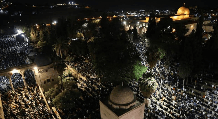 فلسطينيون يحيون ليلة القدر في المسجد الأقصى في ليلة السابع والعشرين من شهر رمضان