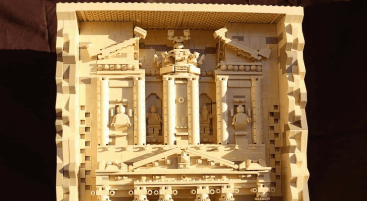 مجسم خزنة البترا على شكل ليغو