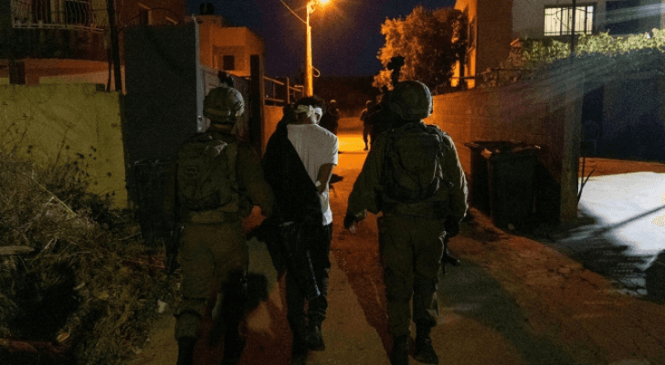 الاحتلال الإسرائيلي يعتقل فلسطينيين - ارشيفية