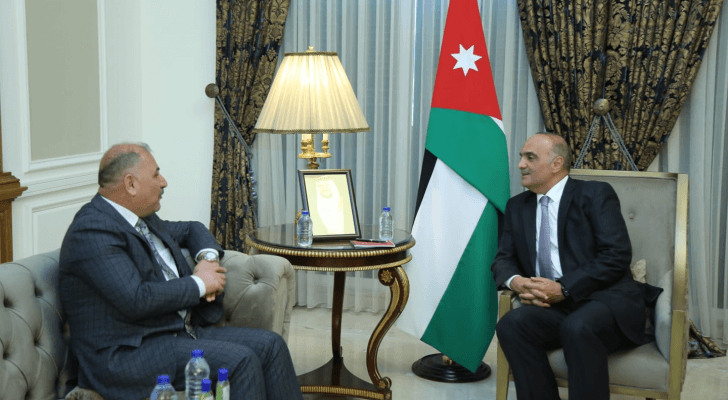 رئيس الوزراء بشر الخصاونة خلال لقائه وزير الصناعة العراقي منهل الخباز