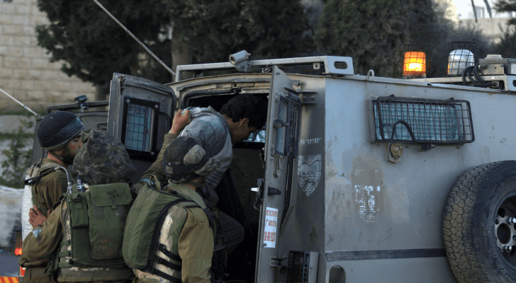 قوات الاحتلال تعتقل فلسطينيا