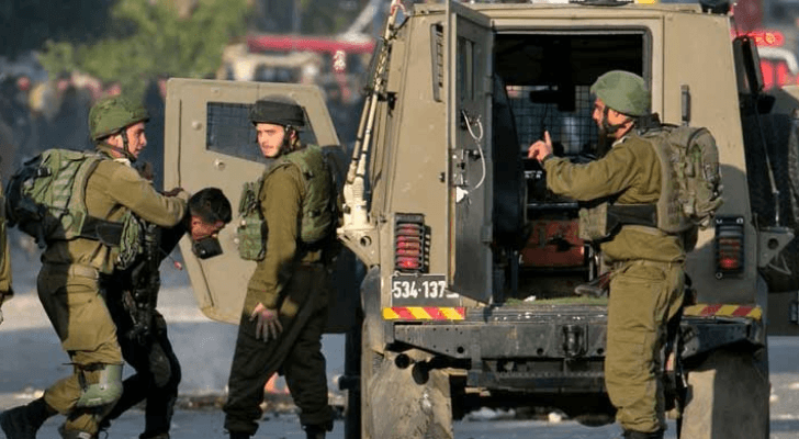 قوات الاحتلال تعتقل فلسطينيا