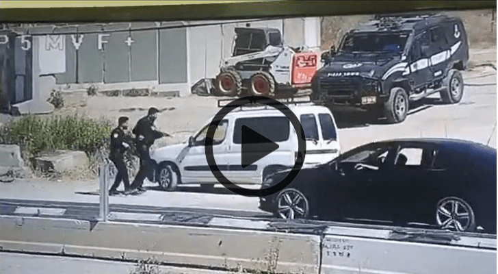 صورة من الفيديو للحظة خطف سلاح الشرطي