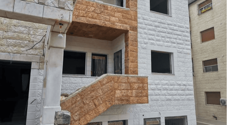 عمارة سكنية قيد الإنشاء