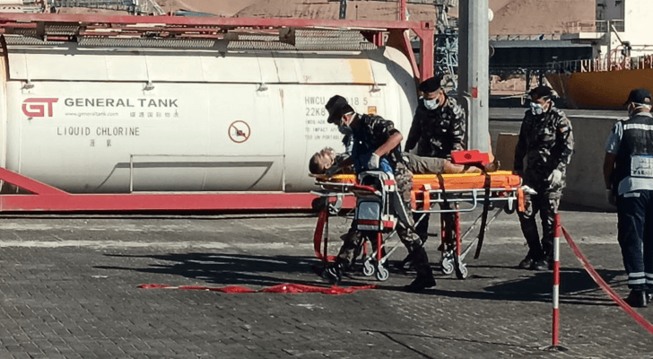 لحظة نقل أحد المصابين جراء حادث تسرب غاز من صهريج في العقبة 
