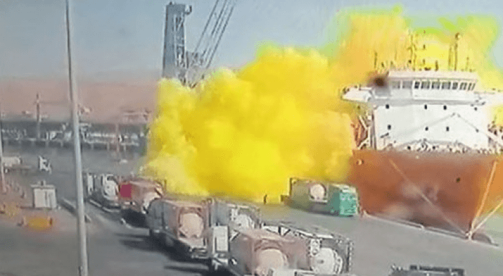لحظة سقوط صهريج معبأ بـ"غاز سام" في ميناء العقبة