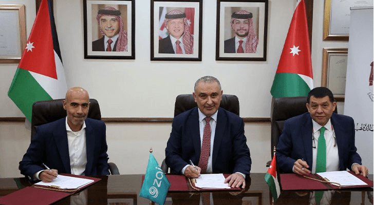 وزير العمل نايف استيتية يمين ووزير التخطيط والتعاون الدولي ناصر الشريدة وسط والمدير التنفيذي لشركة زين فهد الجاسم يسار