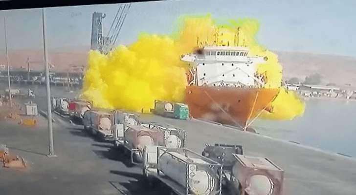 لحظة سقوط صهريج معبأ بـ"غاز سام" في ميناء العقبة