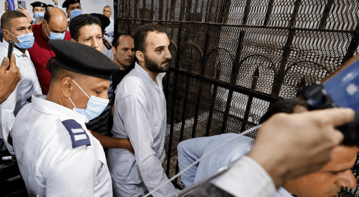 لحظة خروج المتهم بقتل الفتاة المصرية نيرة أشرف من المحكمة بعد