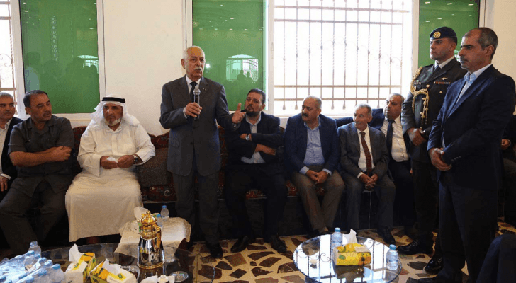 العيسوي أثناء تقديم واجب العزاء