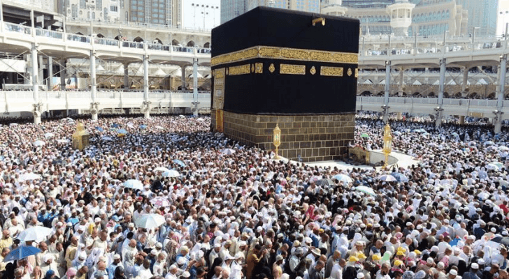 حجاج أثناء تأدية الطواف حول الكعبة المشرفة