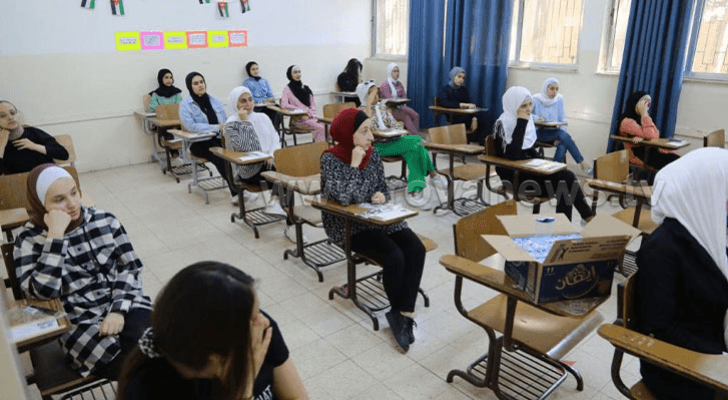 طالبات ثانوية عامة ينتظرن تقديم ورقة الامتحان
