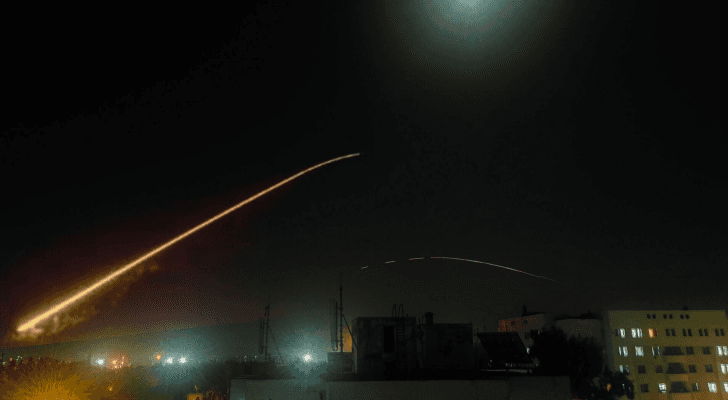 صورة أرشيفية للدفاعات الجوية السورية تتصدى لأهداف معادية