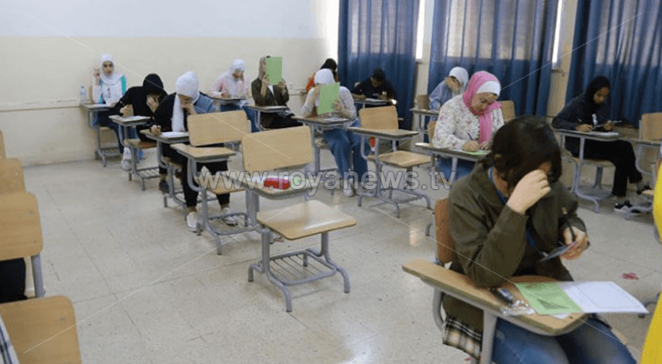 طالبات في إحدى قاعات الامتحان