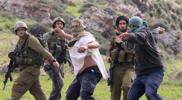 صورة أرشيفية لمستوطنين في أحد الأراضي الزراعية الفلسطينية