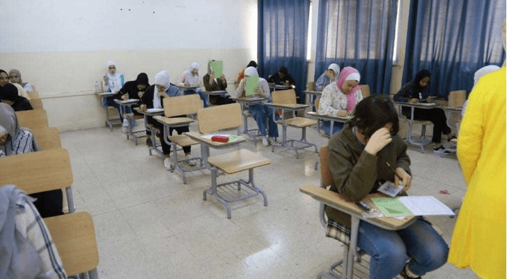 طالبات توجيهي أثناء تأدية مبحث التربية الإسلامية