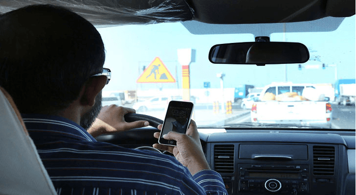 سائق يستخدم الهاتف أثناء القيادة