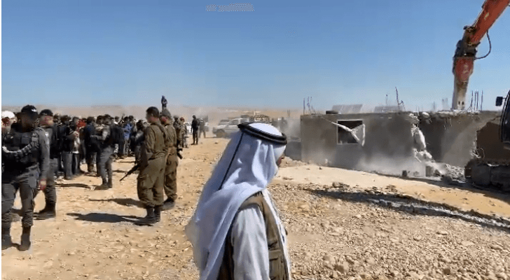 قوات الاحتلال أثناء هدم منزل فلسطيني في مسافر يطا