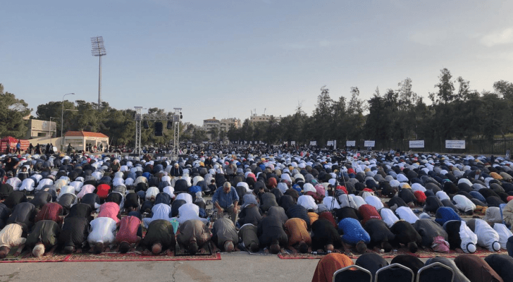 صورة أرشيفية لأشخاص يؤدون صلاة العيد