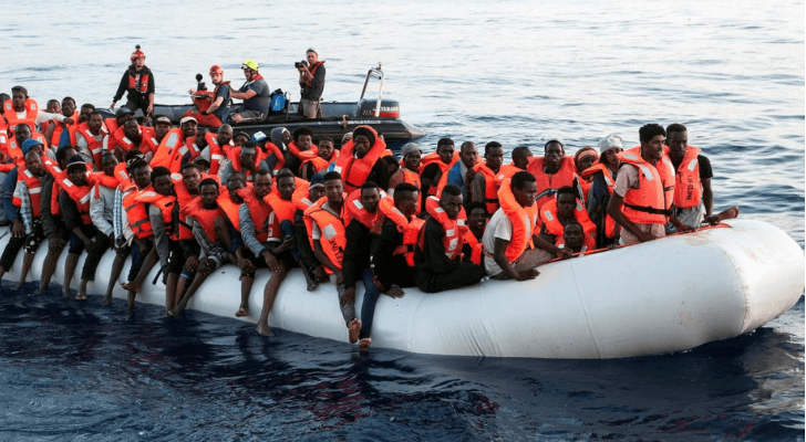 صورة أرشيفية لمهاجرين على متن قارب