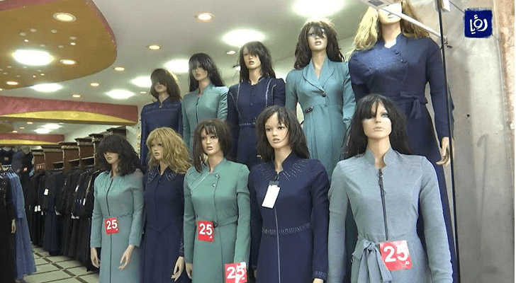 ماليكان معروضة أمام معرض ملابس