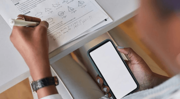 استخدام الهاتف اثناء تقديم الامتحان