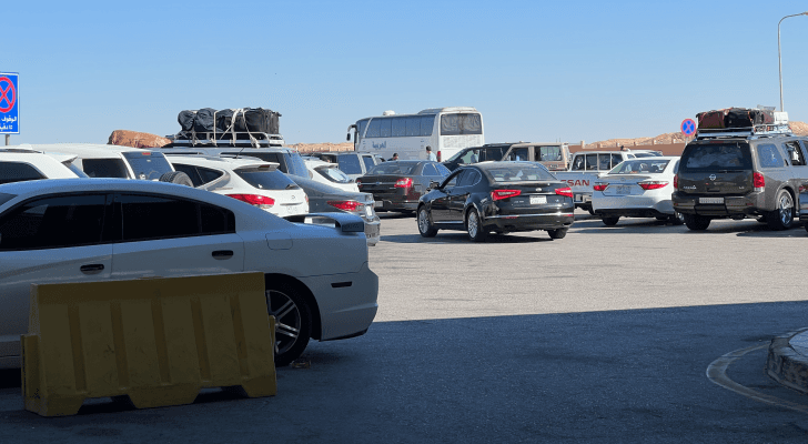 مركبات تنتظر دورها عند مركز حدود العمري