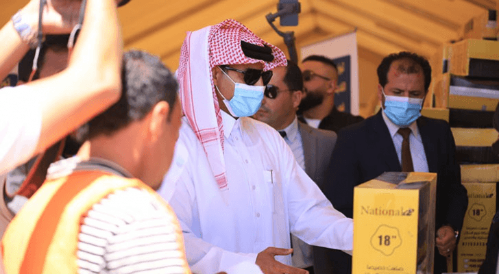 سفير قطر لدى الأردن يوزع المساعدات على الأسر المقيمة في مخيمي الأزرق والزعتري للاجئين السوريين