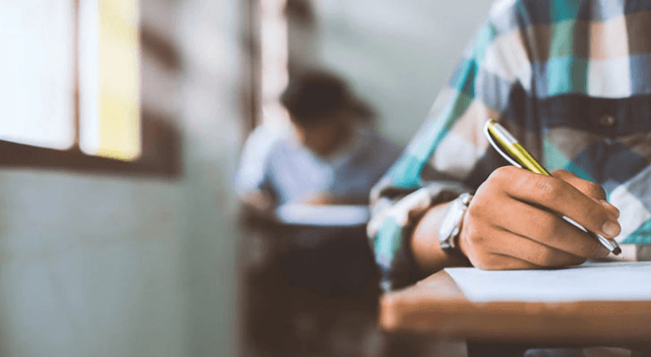 صورة ارشيفية لطلبة يتقدمون لامتحان